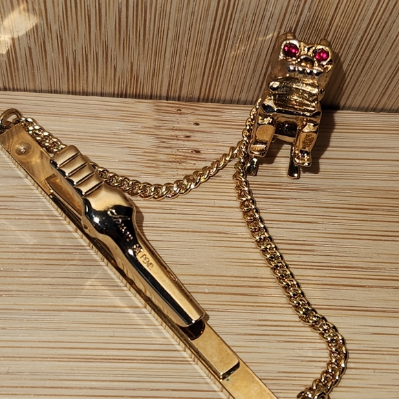 #2498 ANSON TIE CLIP 1950's GOLD PLATED DOG WITH GARNET STONE EYES.